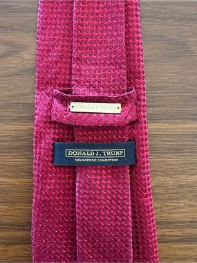 Signature Collection Woven Red Men’s Tie